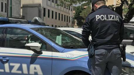 Con la scusa della gelosia picchia e umilia la convivente: allontanato dalla polizia