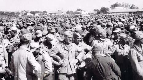 Soldati italiani prigionieri in Africa dopo la sconfitta nelle battaglie della seconda guerra mondiale