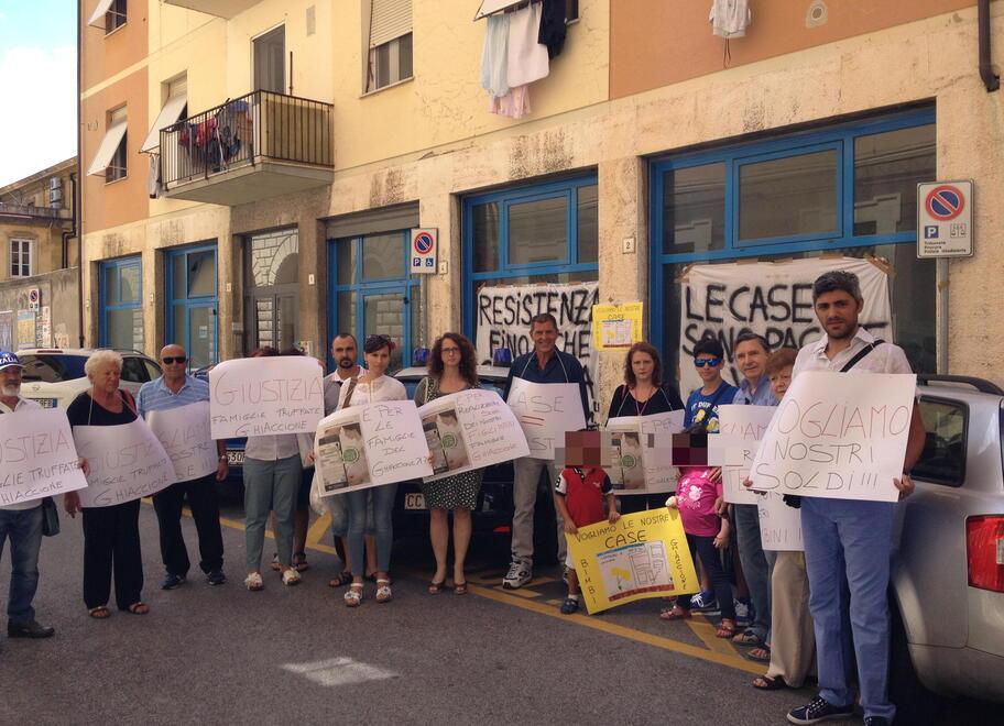 La protesta delle famiglie fuori dal tribunale di Livorno