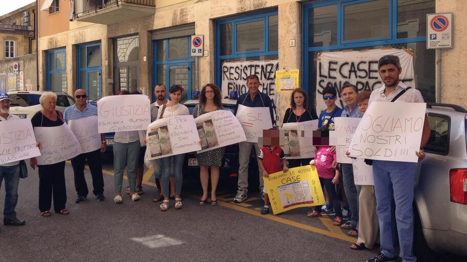 La protesta delle famiglie fuori dal tribunale di Livorno
