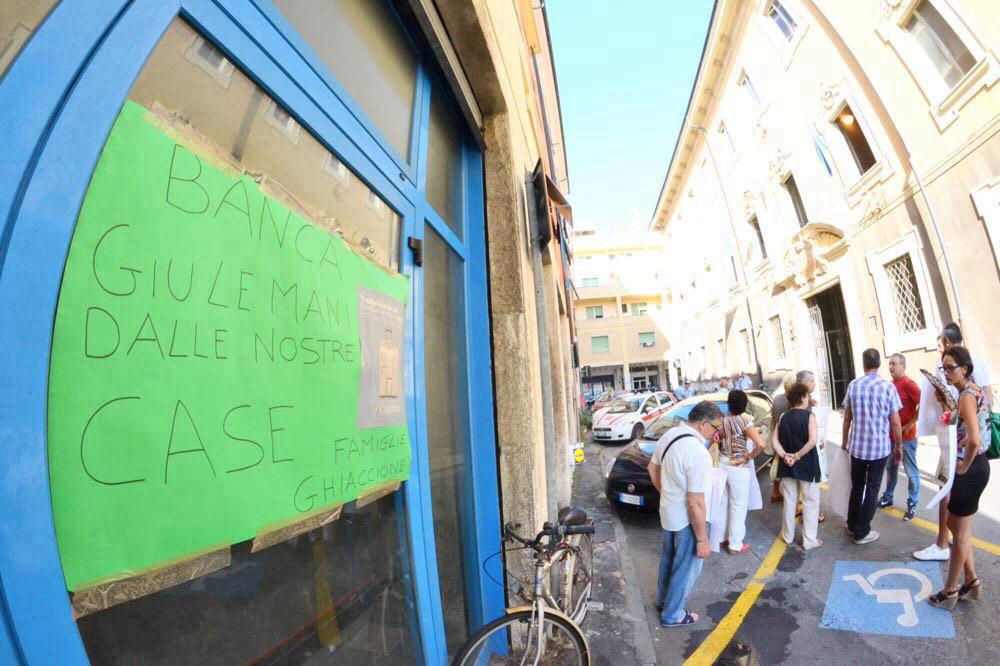 Le proteste fuori dal tribunale