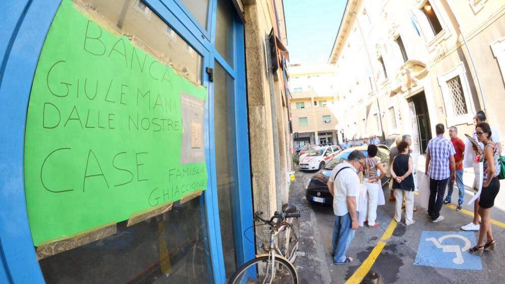 Le proteste fuori dal tribunale