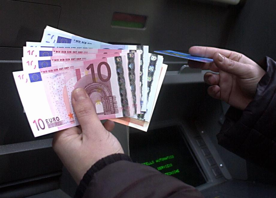 Ritorno di fiamma per il contante  ma nell’isola è emorragia di Bancomat