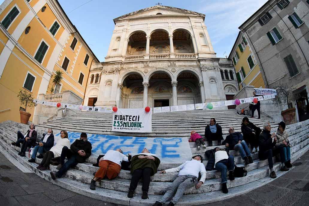 Le Magliette bianche manifestano: «Dovete bonificare questa terra dalle contaminazioni»
