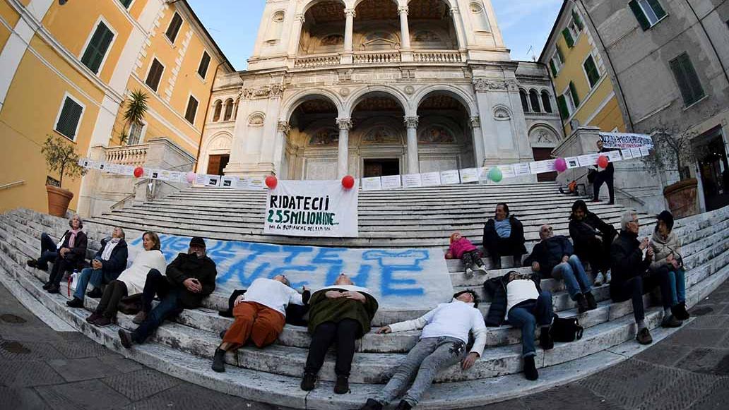 Le Magliette bianche manifestano: «Dovete bonificare questa terra dalle contaminazioni»