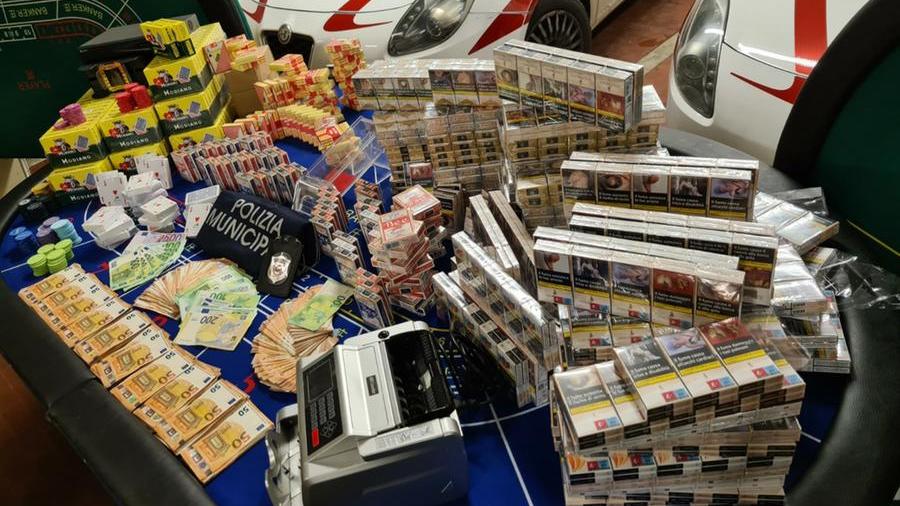Il denaro e le sigarette trovate in via del Molinuzzo