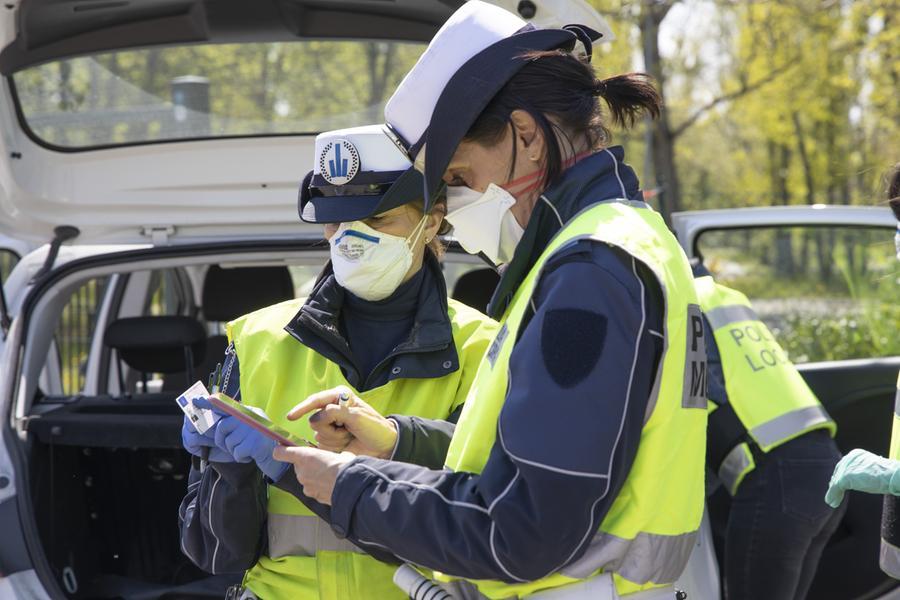 Modena. Lancia monopattino contro la polizia locale:  denunciato
