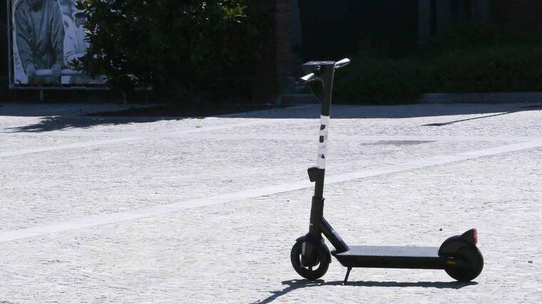 Tornano i monopattini a Grosseto, minorenni con il casco e stop all’uso selvaggio