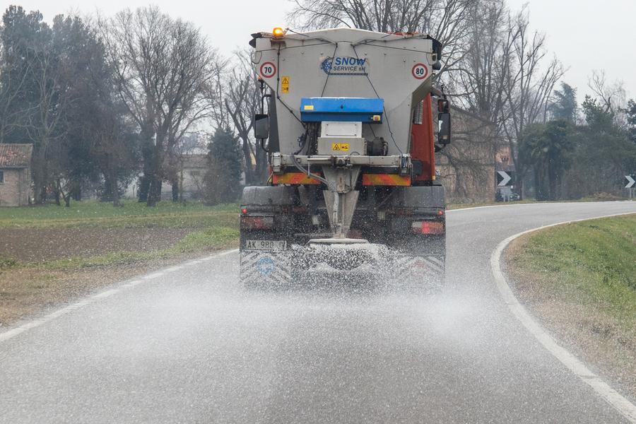 Modena, pericolo gelate: si salano strade, ponti e cavalcavia