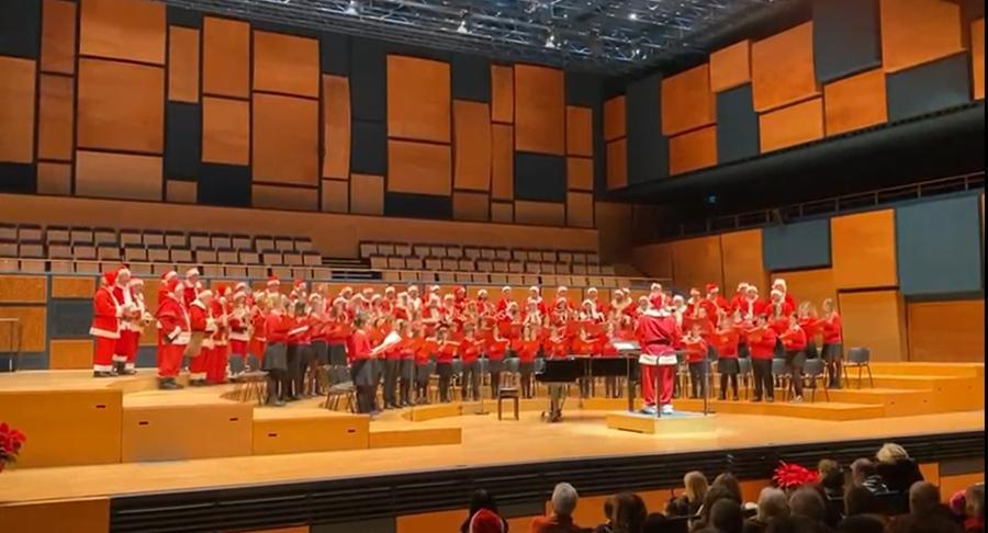 Firenze, il coro della compagnia di Babbo Natale incanta la sala Zubin Mehta