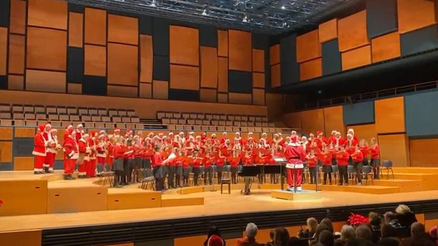 Firenze, il coro della compagnia di Babbo Natale incanta la sala Zubin Mehta