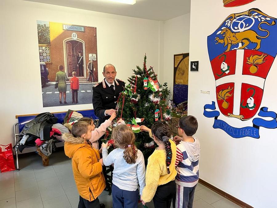 I bambini visitano la caserma e fanno l’albero di Natale dei carabinieri