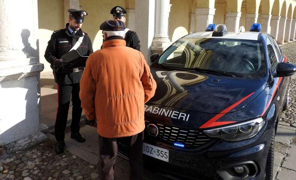 Comacchio, abbraccia l’anziana e le ruba le catenine