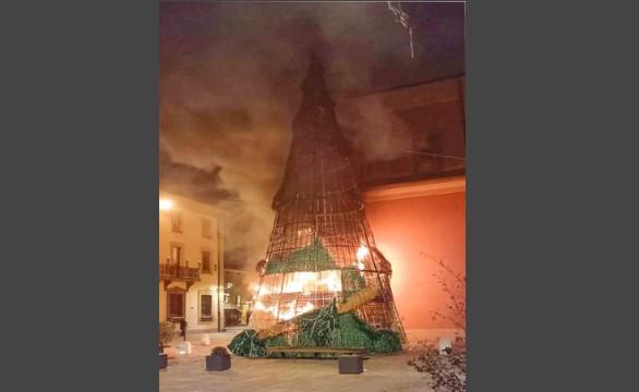A Castelfranco brucia l’albero di Natale per un corto circuito