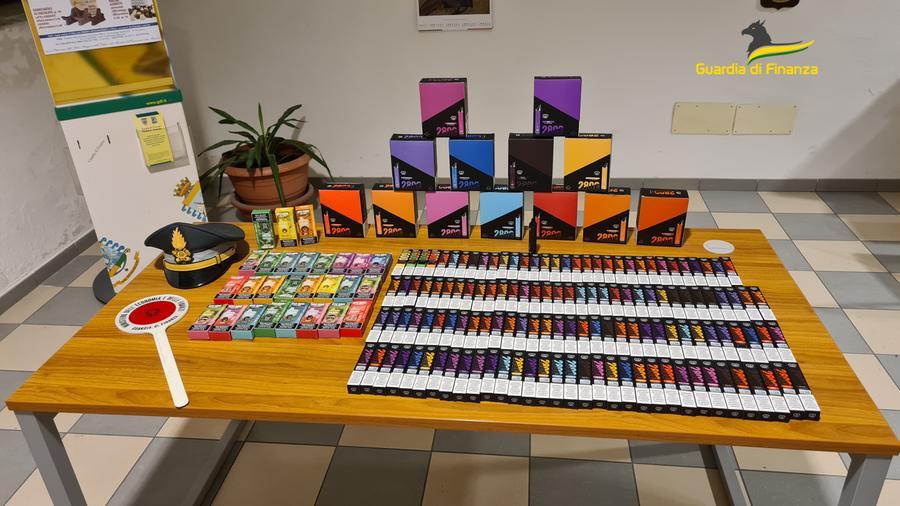 Vendeva sigarette elettroniche di contrabbando all’uscita dalle scuole, multato
