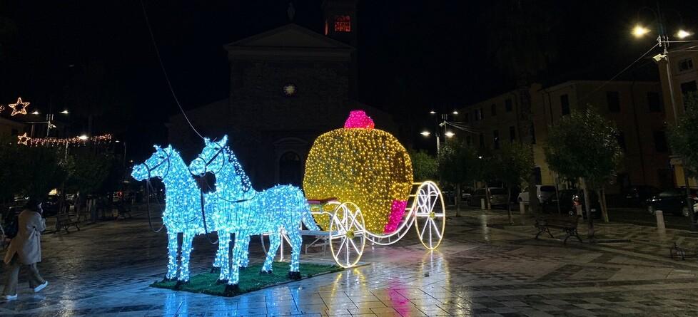 Luminarie a Carrara, un caso politico. La sindaca: «Scelta calzante»