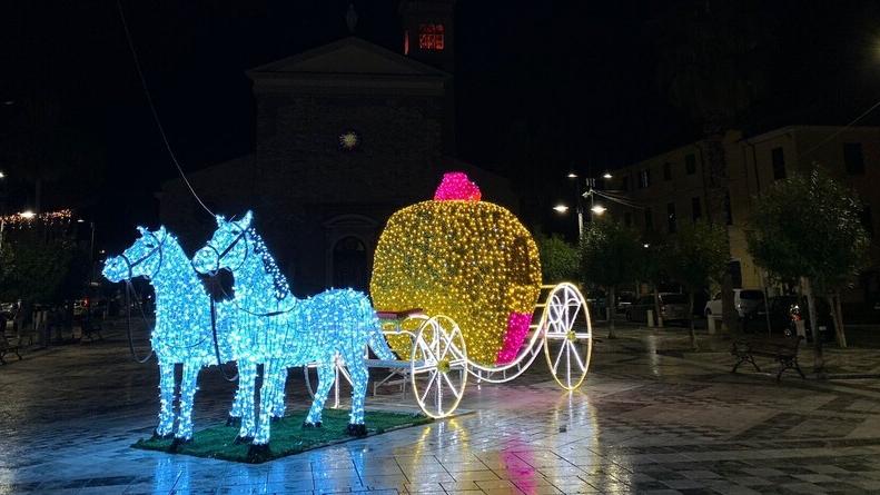Luminarie a Carrara, un caso politico. La sindaca: «Scelta calzante»