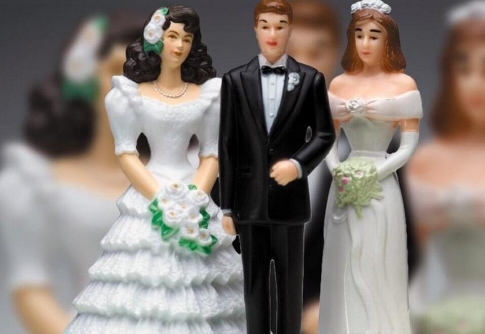 Si sposa una seconda volta senza aver divorziato dalla prima moglie: assolto dal giudice