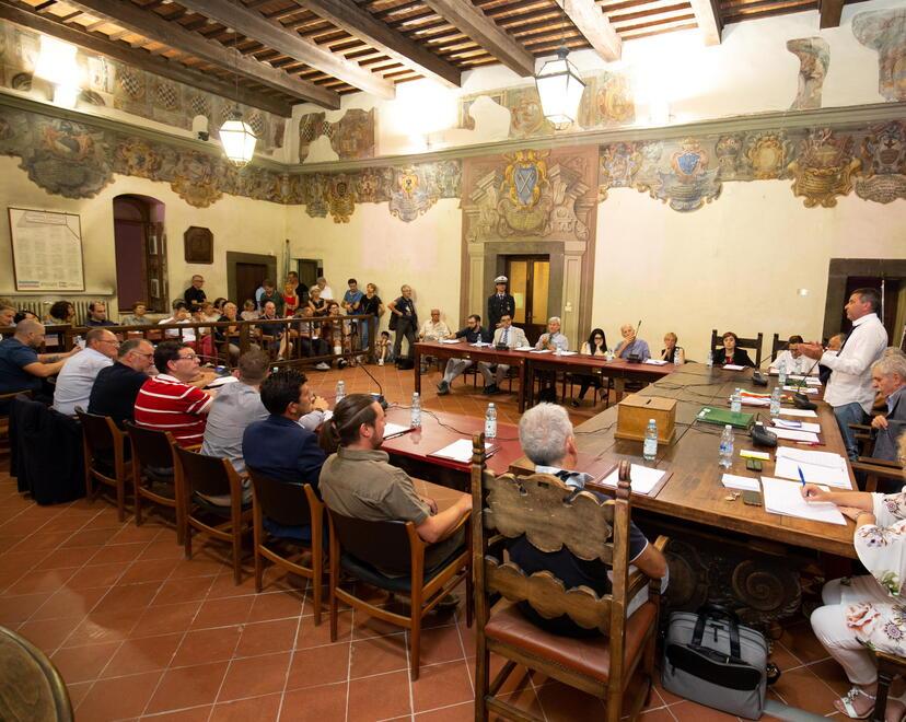 Presunta incompatibilità del sindaco Giurlani: la questione finisce in procura