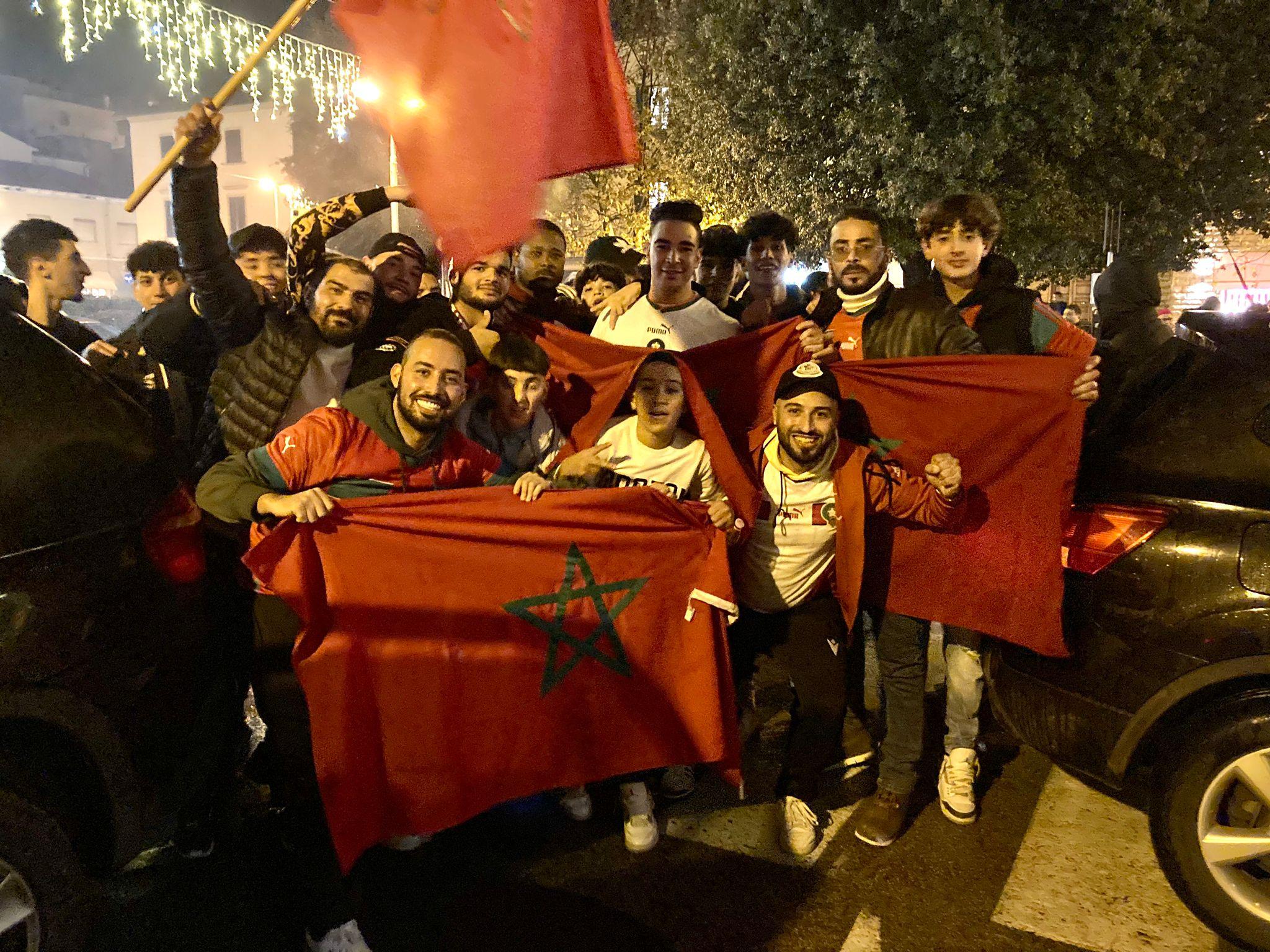 Maxi schermo in piazza Gramsci per la partita Francia - Marocco