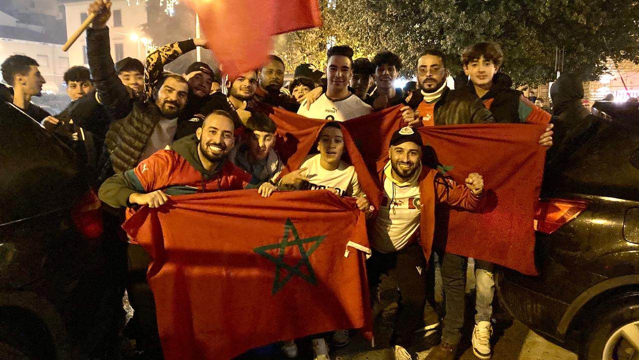 Maxi schermo in piazza Gramsci per la partita Francia - Marocco