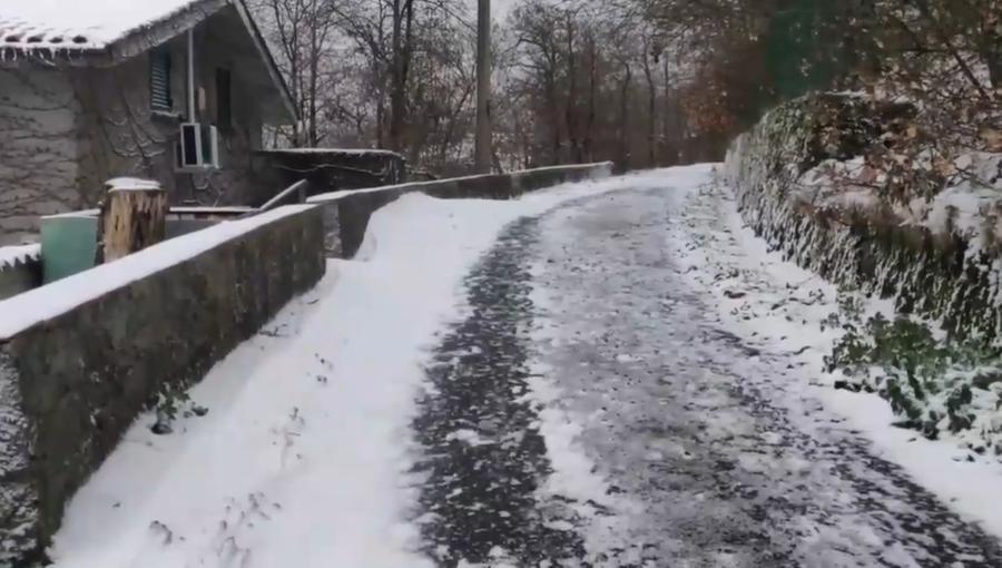 
	Il Monte Serra imbiancato dalla neve nella mattina di marted&igrave; 13 dicembre (Foto dal video di Federico Baggiani)

