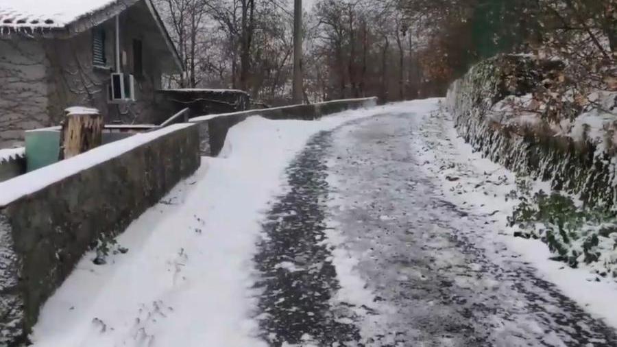 Il Monte Serra imbiancato dalla neve nella mattina di martedì 13 dicembre (Foto dal video di Federico Baggiani)