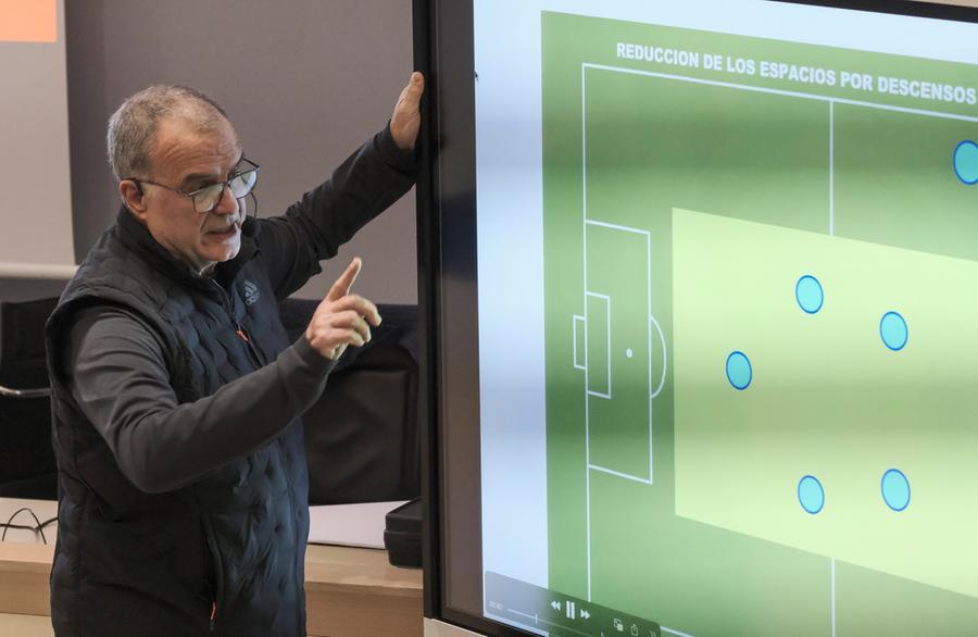 Marcelo Bielsa al Centro tecnico di Coverciano: sua la lezione per i futuri direttori sportivi e allenatori del corso Uefa Pro