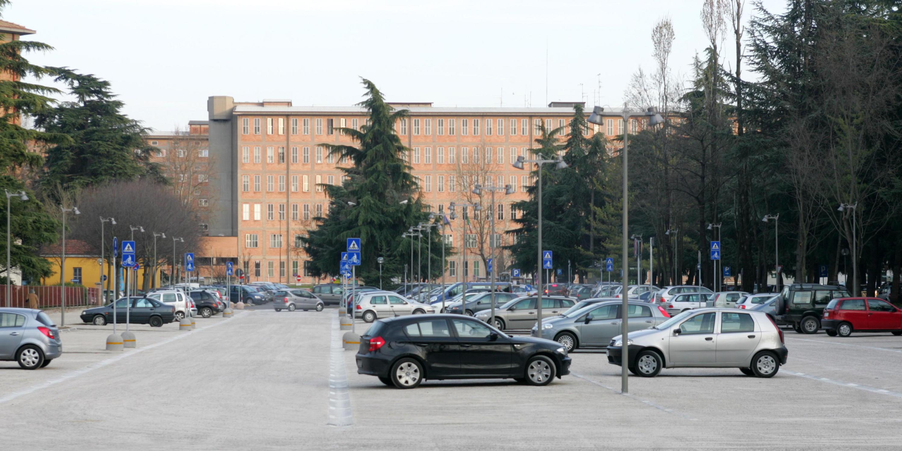 «Parcheggi solo a pagamento in ospedale: è contro le promesse dell’assessore Donini»