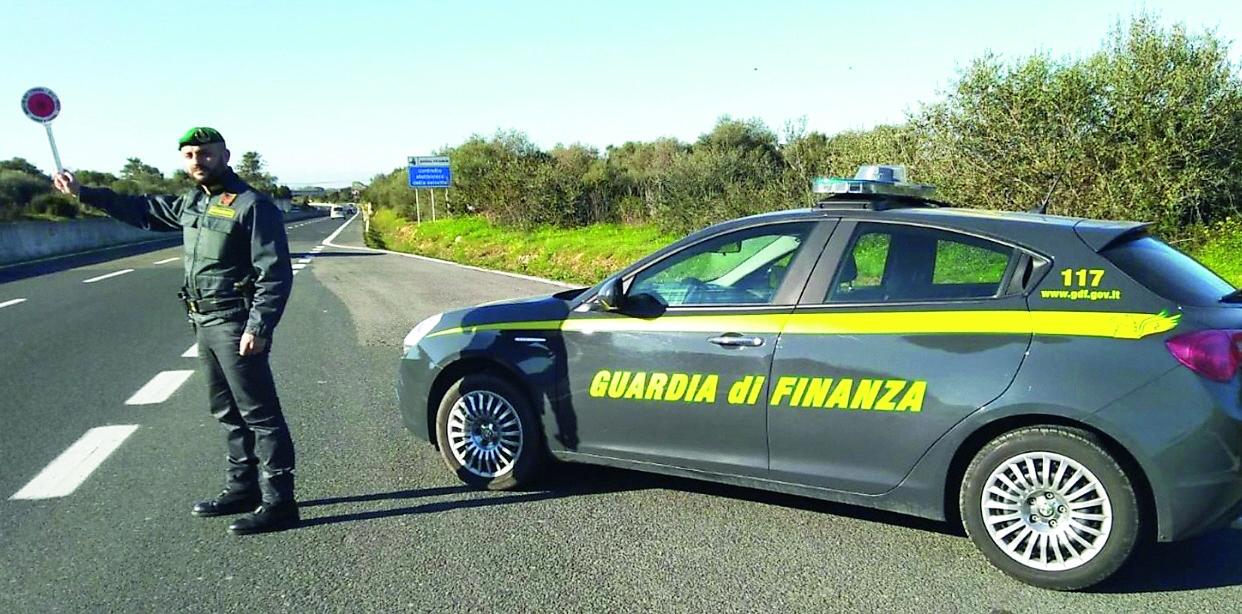 Porto Torres, nell'auto fuochi d'artificio illegali: 38enne sassarese fermato dalla guardia di finanza