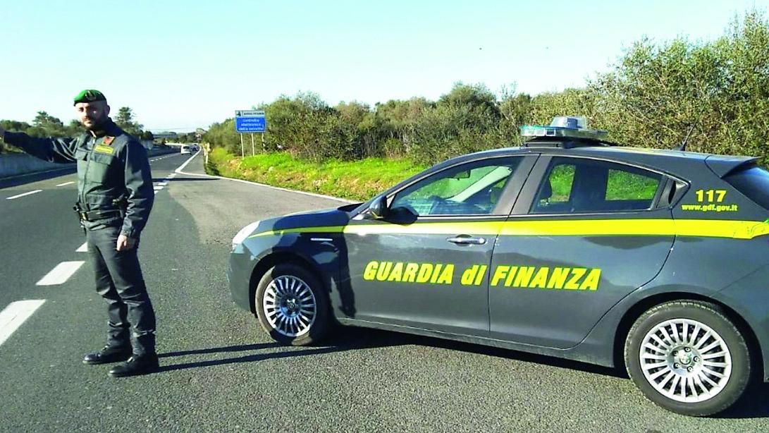 Porto Torres, nell'auto fuochi d'artificio illegali: 38enne sassarese fermato dalla guardia di finanza