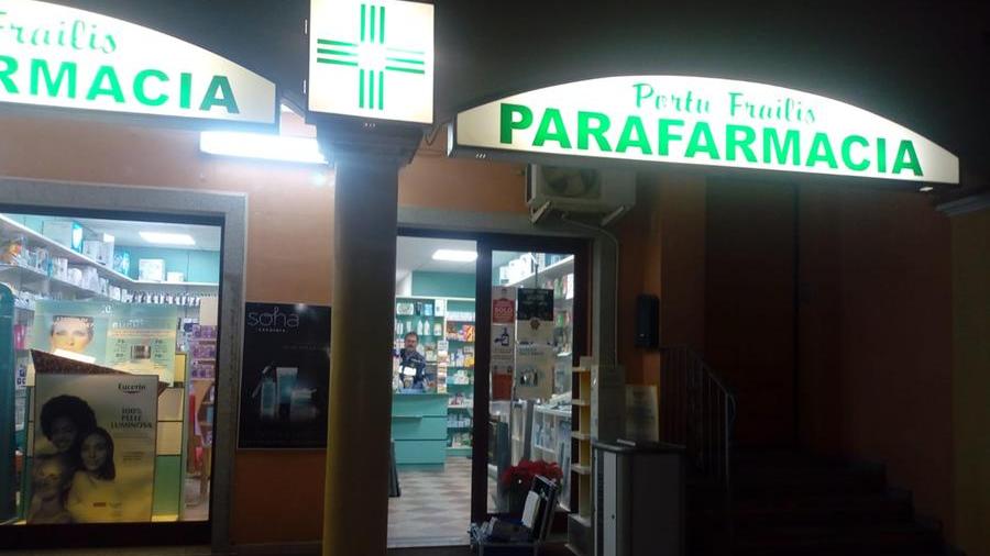 Rapina a mano armata in una parafarmacia a Porto Frailis: il titolare resta ferito nella colluttazione con i banditi