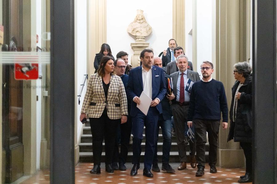 Salvini in consiglio regionale: «Lavoro per riattivare i cantieri fermi». E sugli aeroporti: «Potenziare Firenze senza conflitti con Pisa»