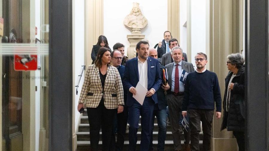 Salvini in consiglio regionale: «Lavoro per riattivare i cantieri fermi». E sugli aeroporti: «Potenziare Firenze senza conflitti con Pisa»