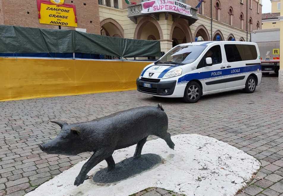 Castelnuovo. La statua del maialino compie 25 anni 