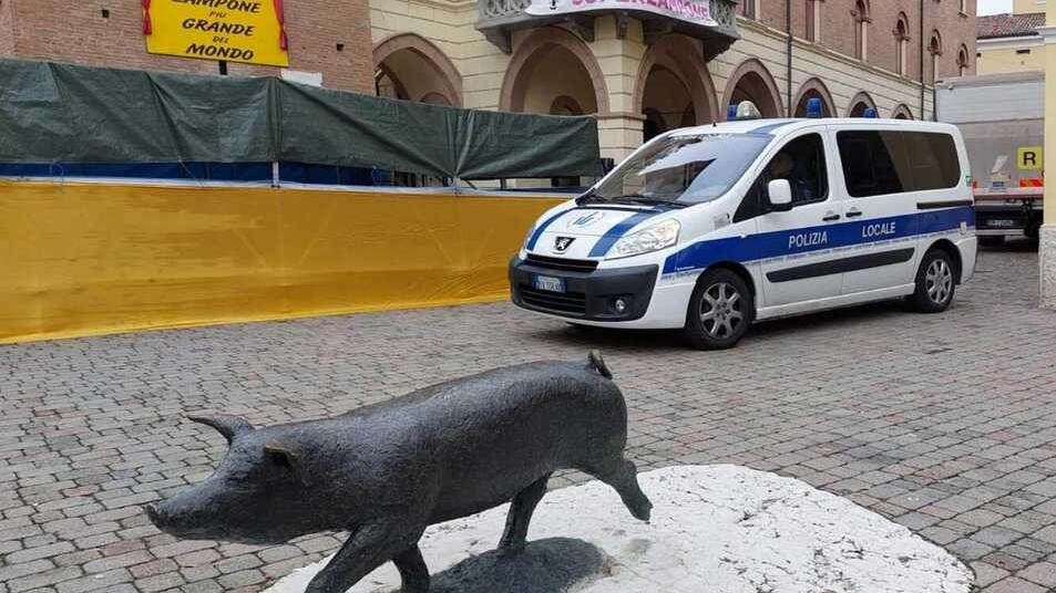 Castelnuovo. La statua del maialino compie 25 anni
