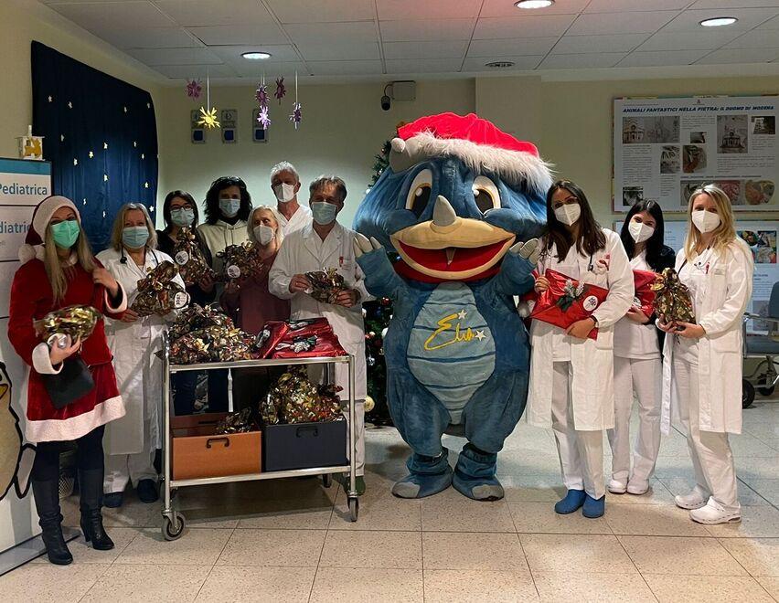 Modena. Grandemilia porta i regali ai bambini della Pediatria 