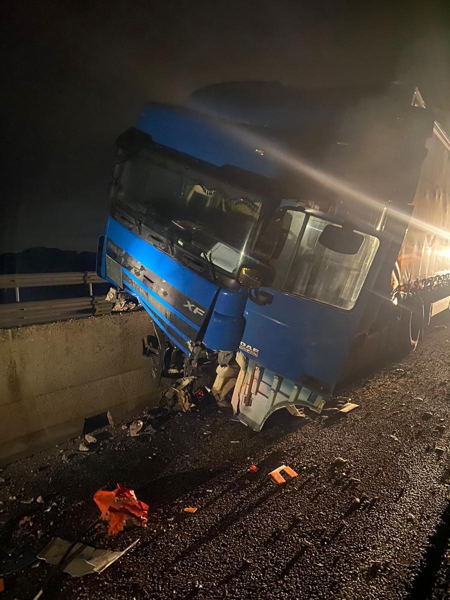 Perde il controllo dell’autocarro sulla Camionale di Sassari e travolge le barriere di cemento