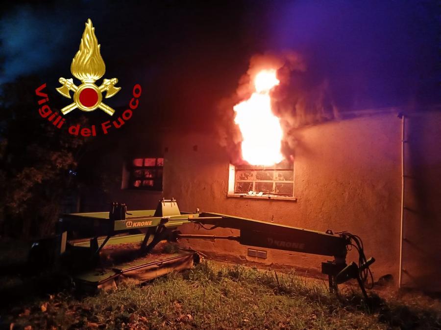 Fienile nella campagna di Siligo brucia per tutta la notte, vigili del fuoco ancora impegnati