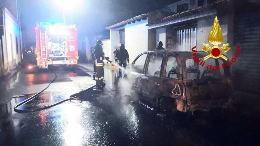 Incendio distrugge un’auto nella notte a Terralba