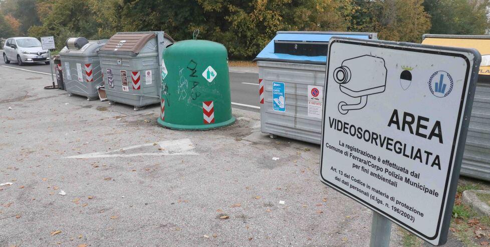Ferrara, rifiuti: fototrappole in arrivo