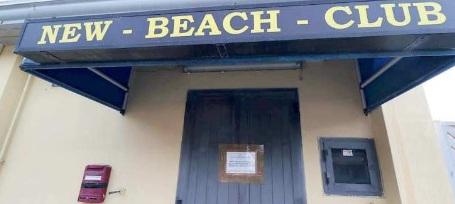 Il giudice toglie i sigilli dal night club e i proprietari per festeggiare offrono un brindisi ai clienti