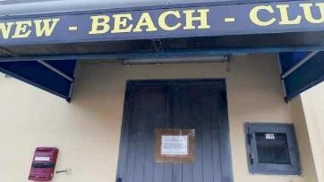 Il giudice toglie i sigilli dal night club e i proprietari per festeggiare offrono un brindisi ai clienti