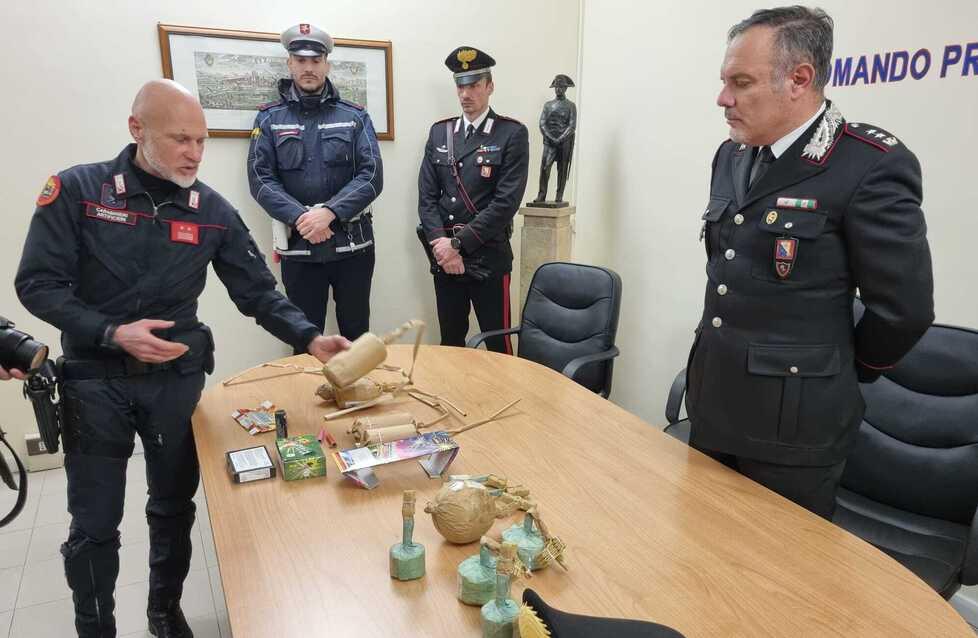 Lavora come corriere per trasportare cibo campano ma traffica anche fuochi d’artificio illegali