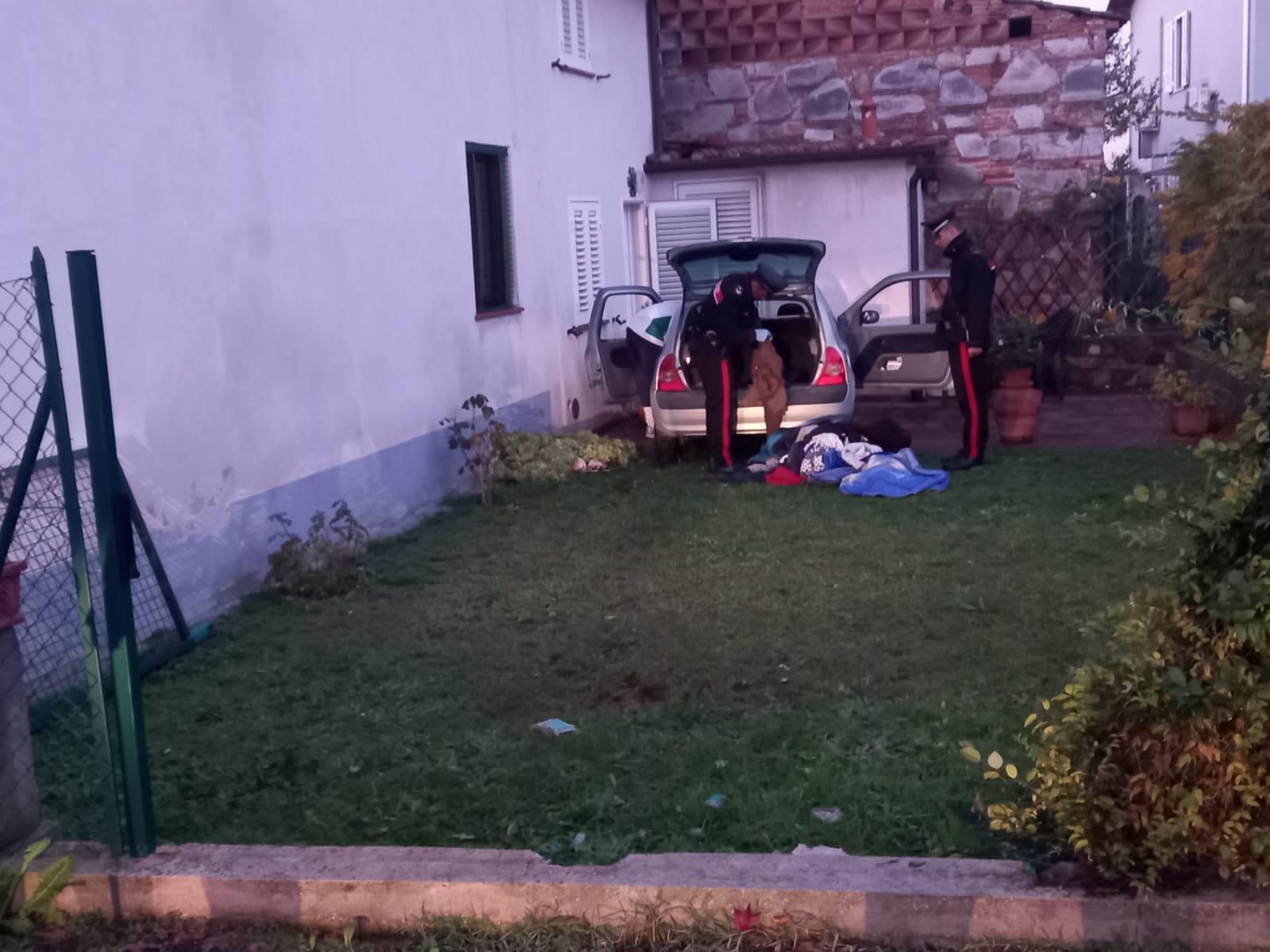 Scappa al posto di controllo, distrugge una recinzione e si schianta contro una casa: trovata droga nell’auto