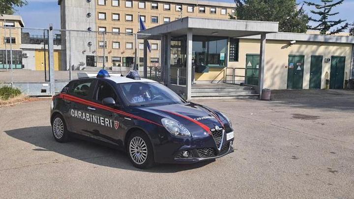 Cercò di varcare il confine con un furgone carico di clandestini, arrestato