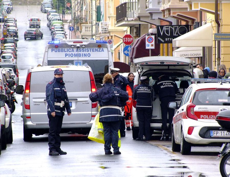 
	La polizia municipale e l'ambulanza della Pubblica Assistenza di Piombino sul luogo dell'incidente (foto Paolo Barlettani)

