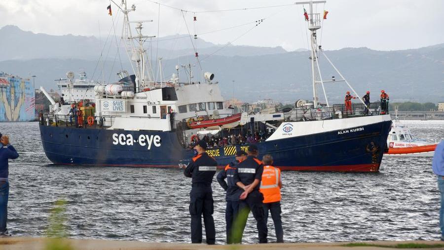 La nave Alan Kurdi entra nel porto di Olbia