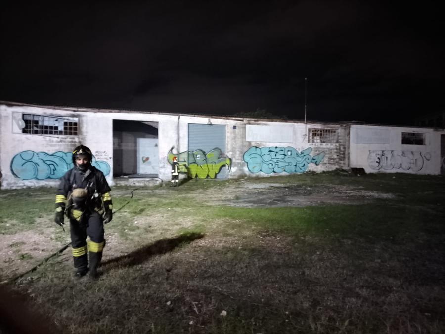 
	Un vigile del fuoco in via de Pazzi (foto Daniele Stefanini/Silvi)

