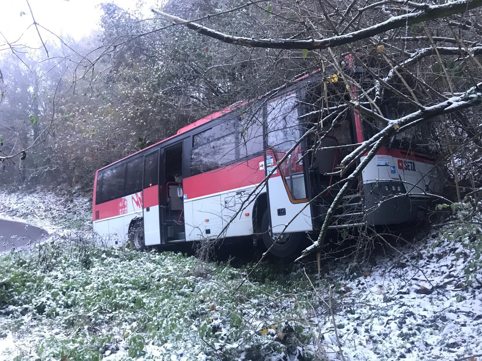 Pullman finisce fuori strada per il ghiaccio